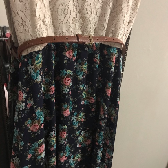 2 Dresses with brown Belt - Picture 4 of 7